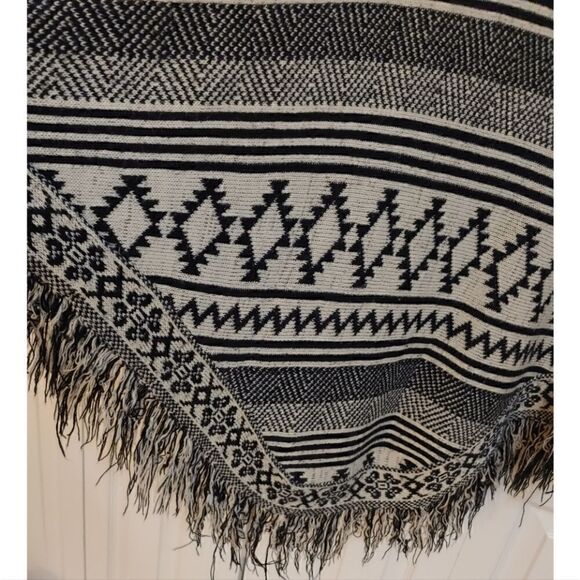 Women's Poncho Shawl with Fringe by Blu Pepper Size L EUC - Picture 4 of 6